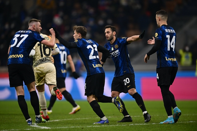 我晒干了沉默！河南后卫周缘德晒与网红田一名合影（打破沉默！河南后卫周缘德晒与网红田一名合影）