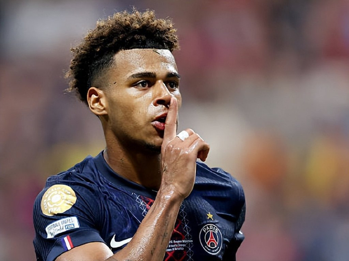 客战那不勒斯替补登场，科斯蒂奇达成尤文生涯100场里程碑（客场对阵那不勒斯，替补出战的科斯蒂奇迎来尤文生涯第100场）