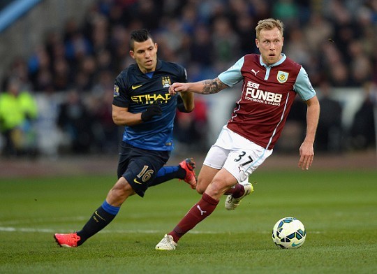 排面，泰州当地路牌上写着“苏超冠军城，泰州欢迎您”（泰州路牌打出“苏超冠军城，泰州欢迎您”，排面十足）