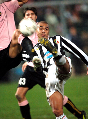 TA：恩昆库获准缺席季前训练，多家俱乐部已询问他的情况（TA：恩昆库获准缺席季前集训，多家球队已打听其动向）