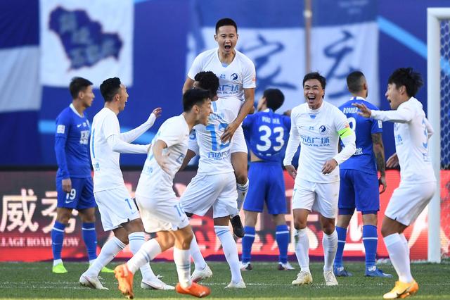 打进个人赛季德甲首球，丘库埃梅卡当选多特客战汉堡全场最佳（收获赛季德甲处子球，丘库埃梅卡荣膺多特客场战汉堡全场最佳）