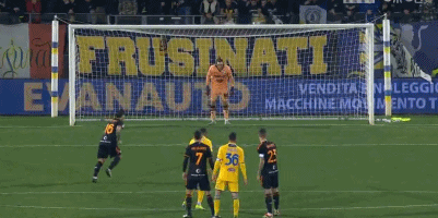 广州小学生观战轮椅篮球赛为运动员加油