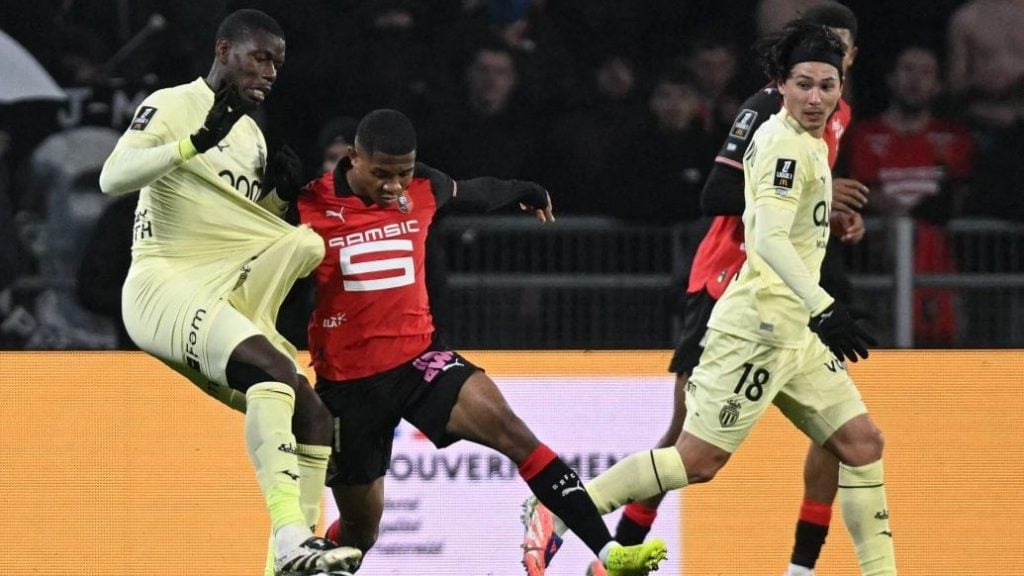 杨瀚森带女友赴美引发争议，好友崔永熙称其应专注篮球，网友支持其在球场表现。（杨瀚森携女友赴美引热议：崔永熙建议专注篮球，网友力挺其场上表现）